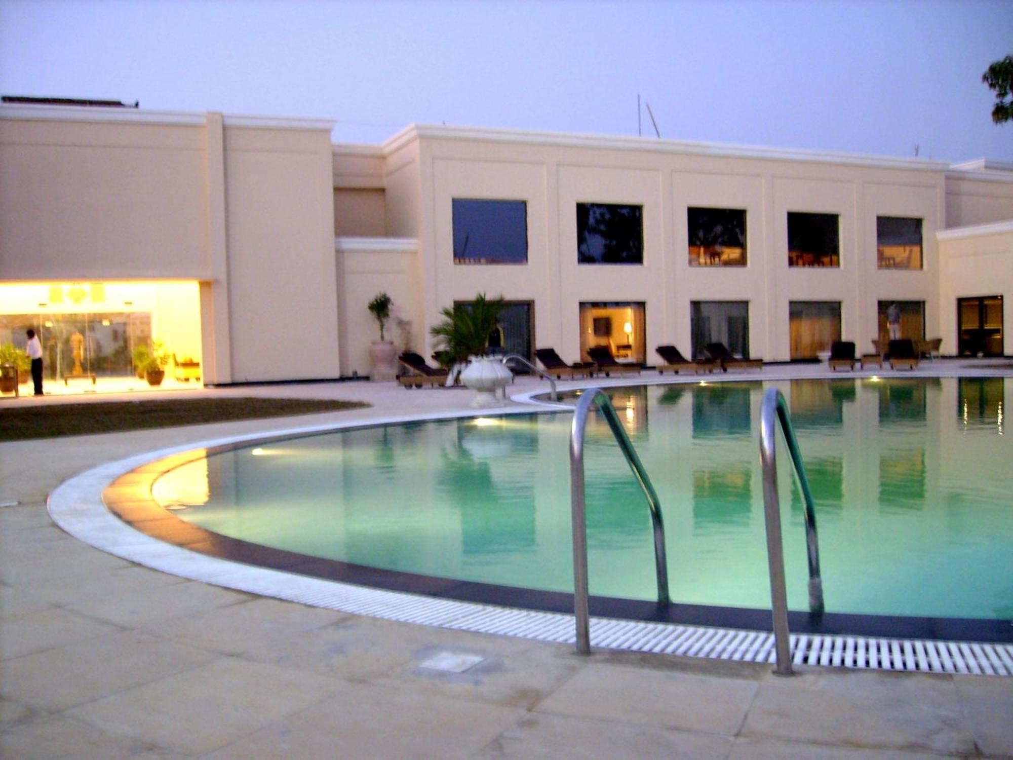 The Lalit Traveller Khajuraho Hotel Bagian luar foto