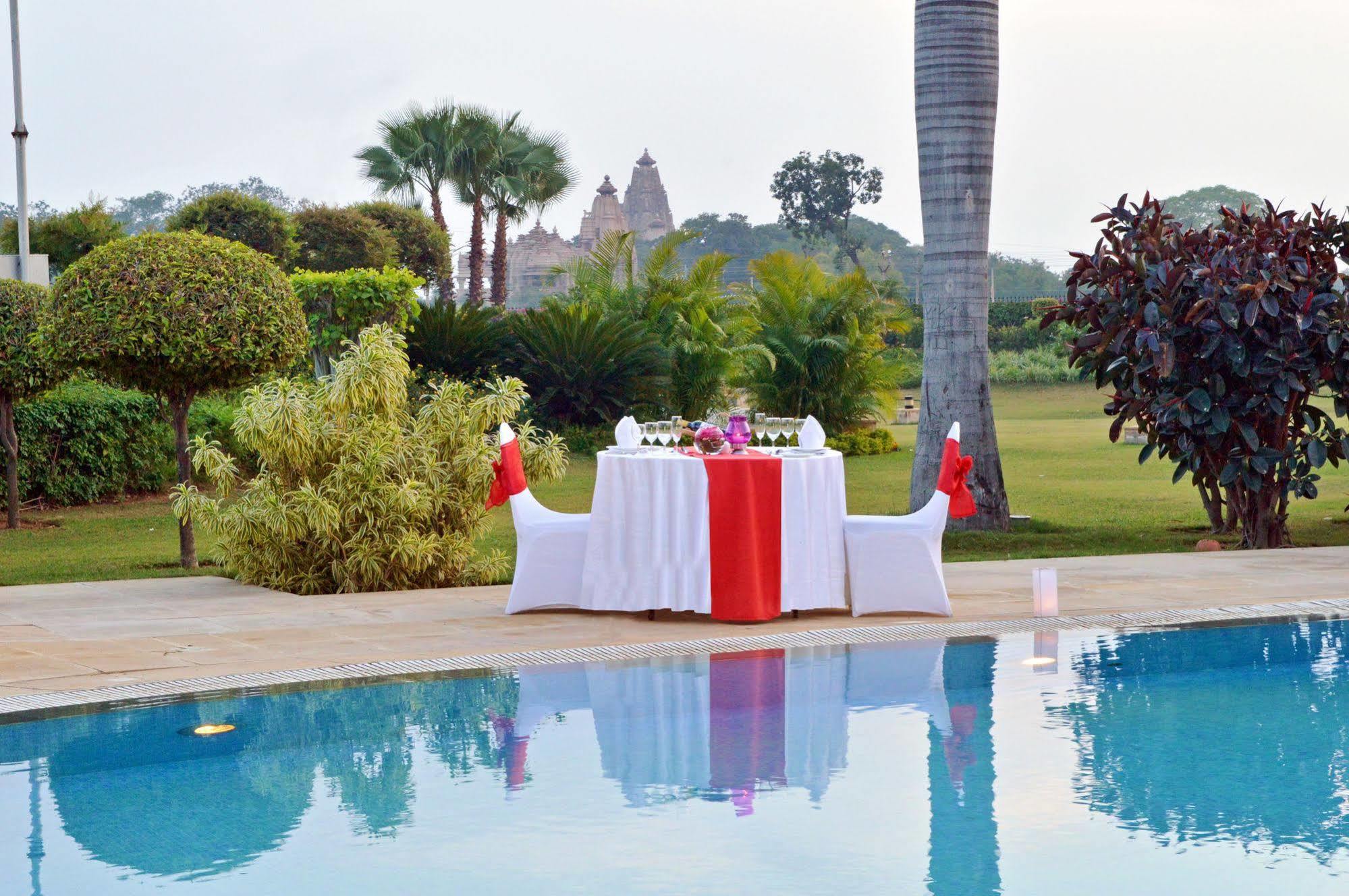 The Lalit Traveller Khajuraho Hotel Bagian luar foto